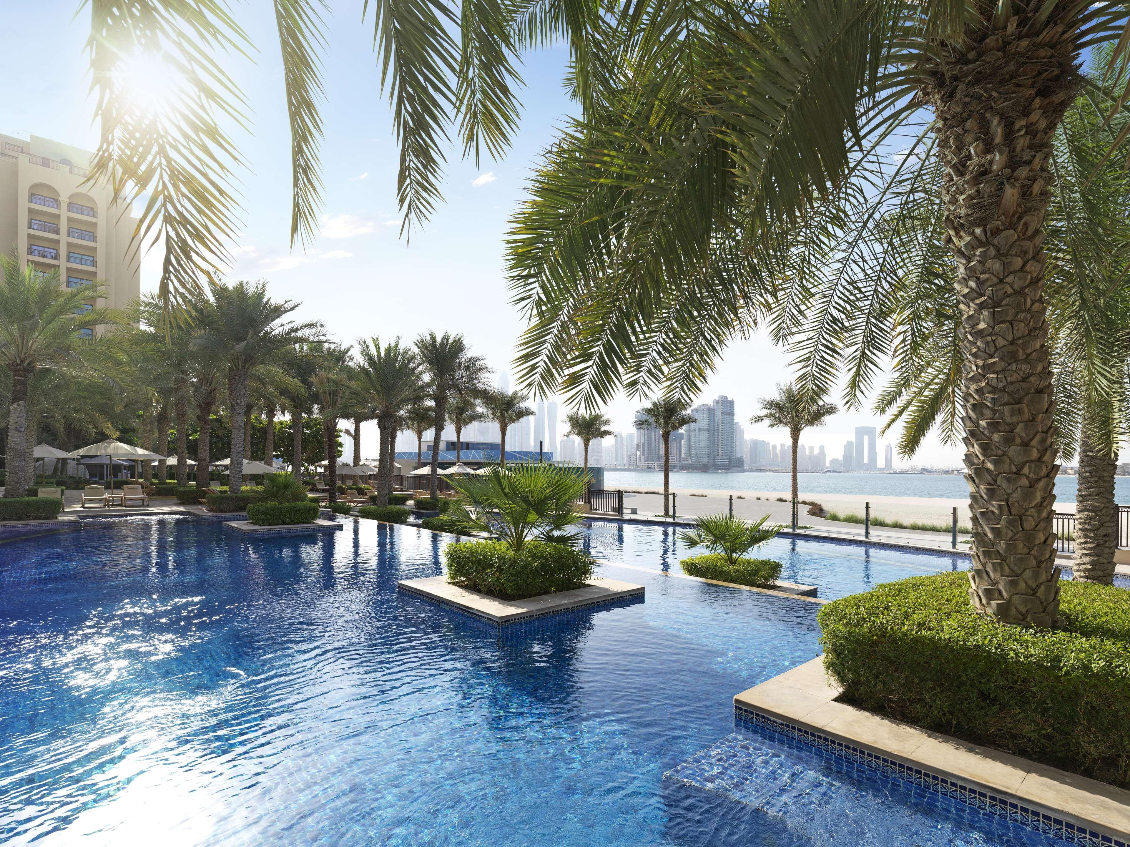 Hotel Fairmont The Palm Dubai Esterno foto The swimming pool at Jumeirah Beach Hotel